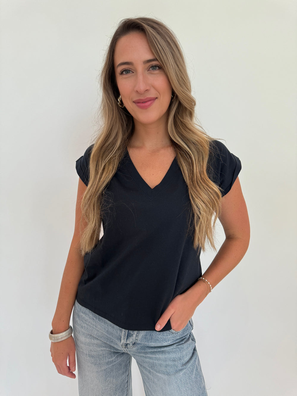 Frame Easy V-Neck Tee in Navy available at Barbara Katz