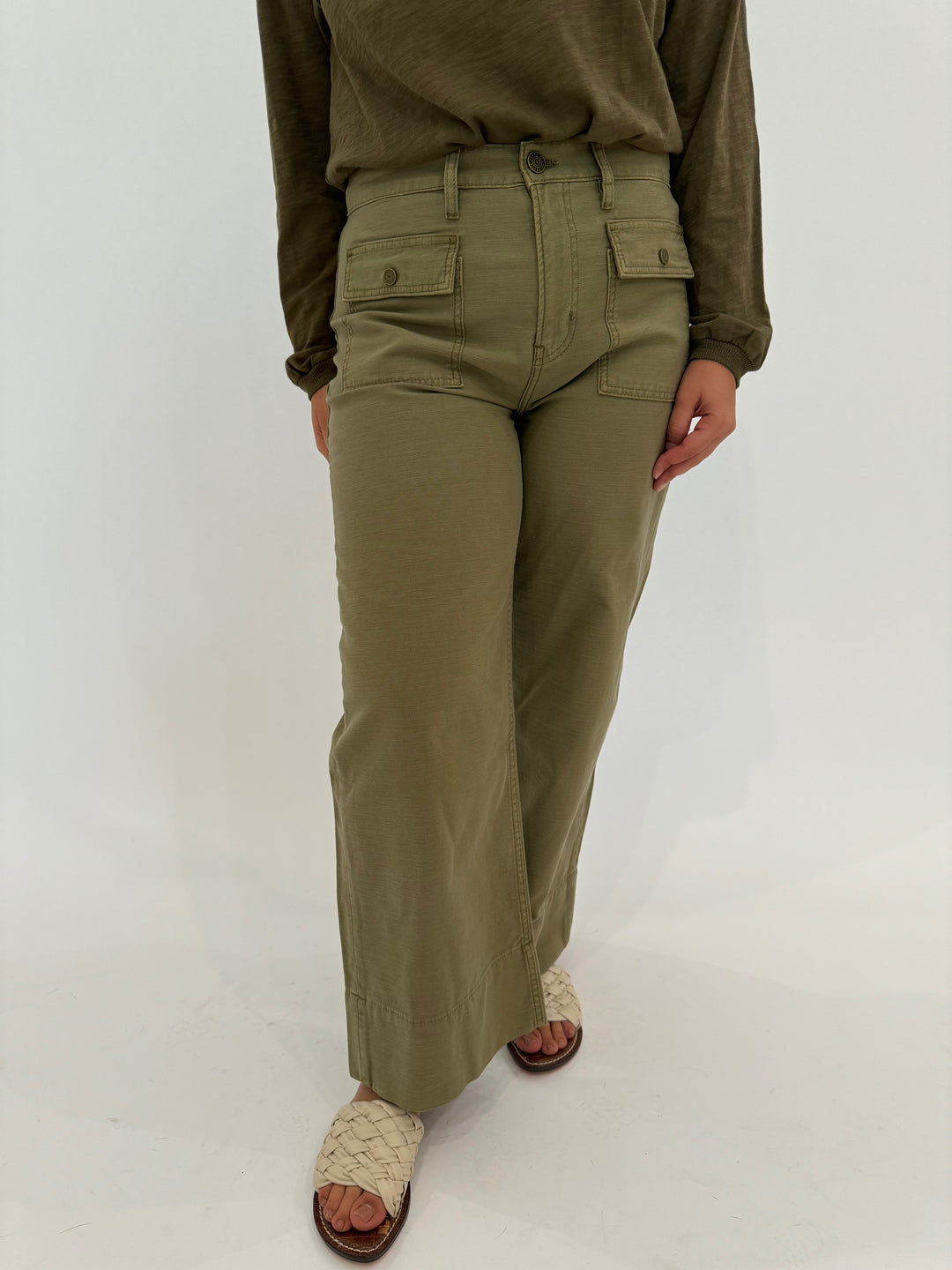 Frame The 70s Patch Pocket Crop Straight Jeans in Washed Summer Sage